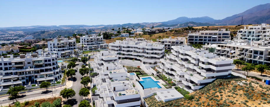 Ático contemporáneo de lujo con vistas panorámicas al mar y jacuzzi privado en la azotea, en Las Mesas, Estepona