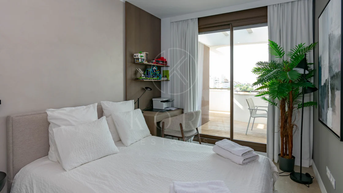 Ático contemporáneo de lujo con vistas panorámicas al mar y jacuzzi privado en la azotea, en Las Mesas, Estepona
