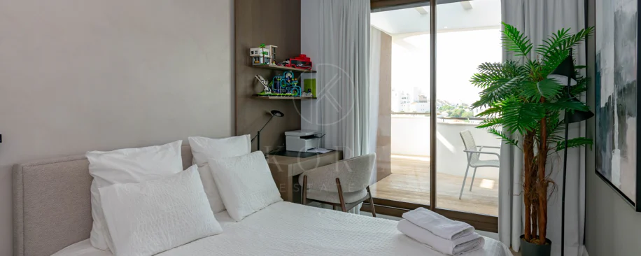 Ático contemporáneo de lujo con vistas panorámicas al mar y jacuzzi privado en la azotea, en Las Mesas, Estepona