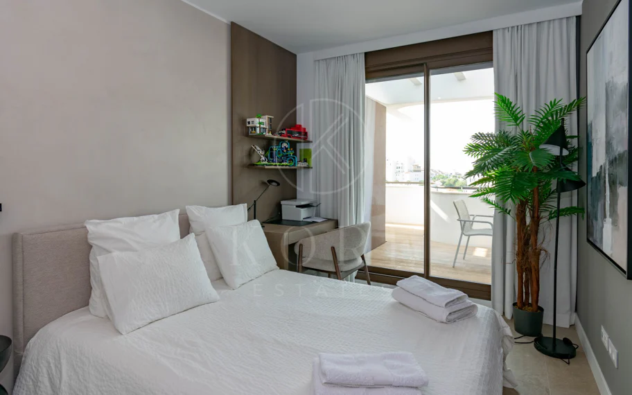 Ático contemporáneo de lujo con vistas panorámicas al mar y jacuzzi privado en la azotea, en Las Mesas, Estepona
