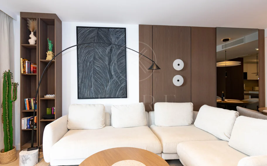 Ático contemporáneo de lujo con vistas panorámicas al mar y jacuzzi privado en la azotea, en Las Mesas, Estepona
