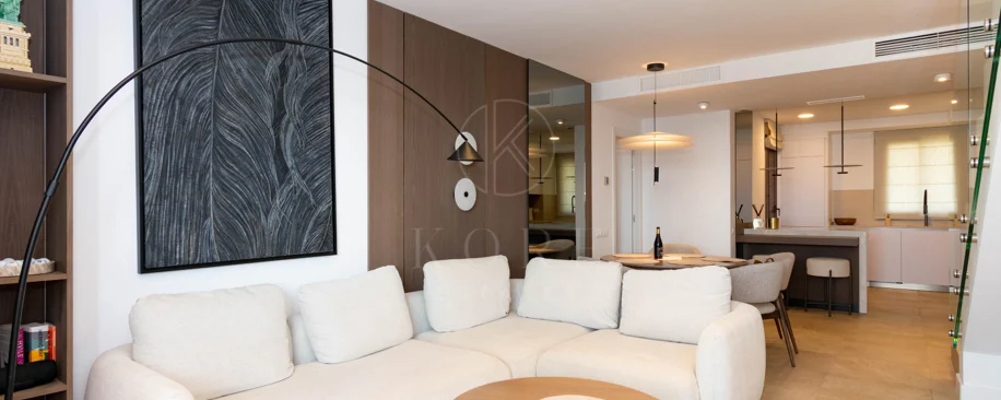 Ático contemporáneo de lujo con vistas panorámicas al mar y jacuzzi privado en la azotea, en Las Mesas, Estepona