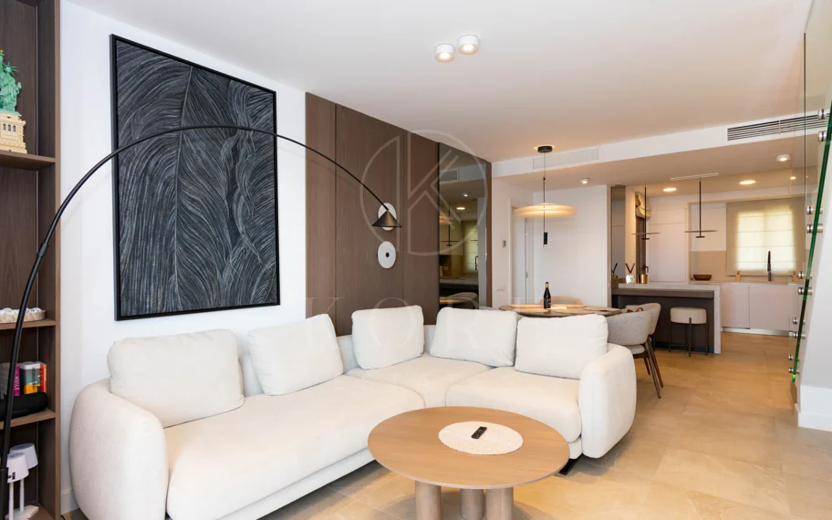 Ático contemporáneo de lujo con vistas panorámicas al mar y jacuzzi privado en la azotea, en Las Mesas, Estepona