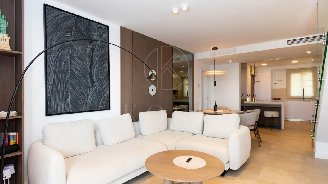 Ático contemporáneo de lujo con vistas panorámicas al mar y jacuzzi privado en la azotea, en Las Mesas, Estepona