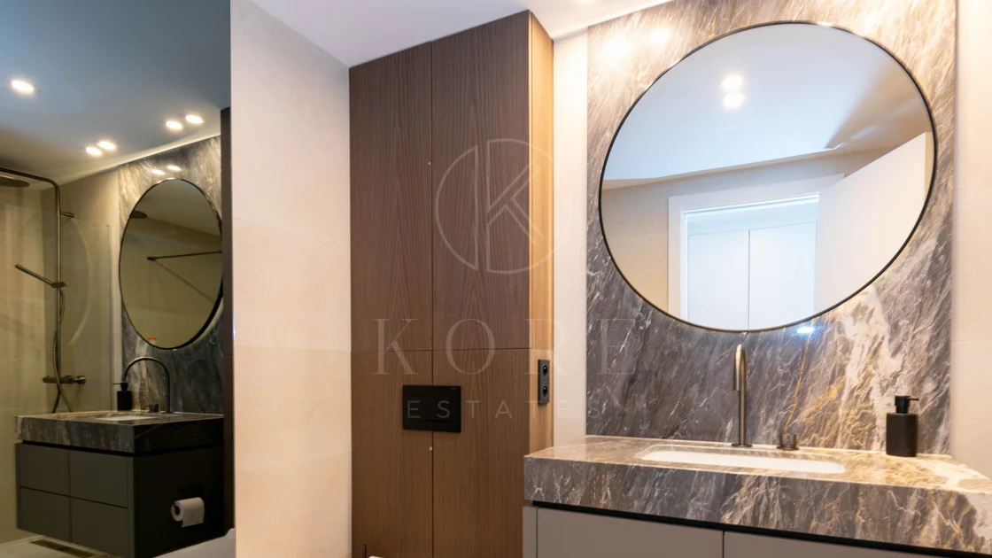 Ático contemporáneo de lujo con vistas panorámicas al mar y jacuzzi privado en la azotea, en Las Mesas, Estepona