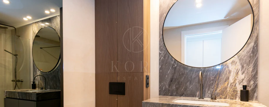 Ático contemporáneo de lujo con vistas panorámicas al mar y jacuzzi privado en la azotea, en Las Mesas, Estepona