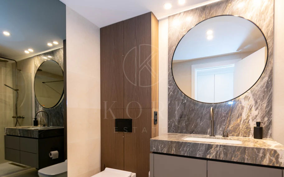 Ático contemporáneo de lujo con vistas panorámicas al mar y jacuzzi privado en la azotea, en Las Mesas, Estepona