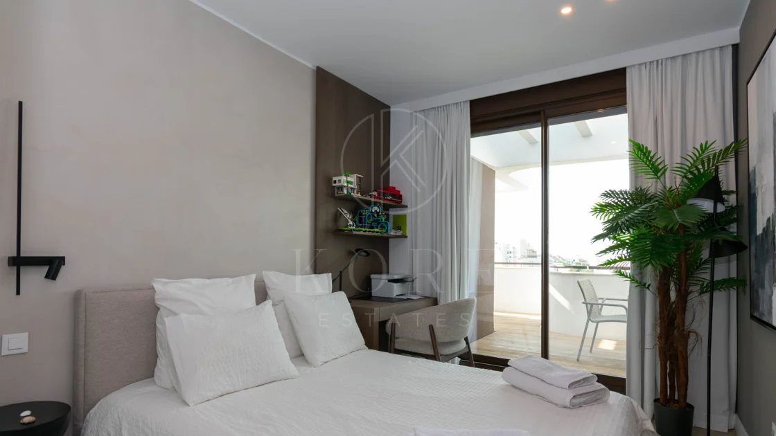 Ático contemporáneo de lujo con vistas panorámicas al mar y jacuzzi privado en la azotea, en Las Mesas, Estepona