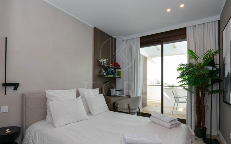 Ático contemporáneo de lujo con vistas panorámicas al mar y jacuzzi privado en la azotea, en Las Mesas, Estepona