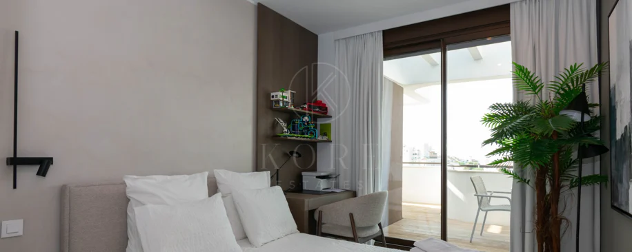 Ático contemporáneo de lujo con vistas panorámicas al mar y jacuzzi privado en la azotea, en Las Mesas, Estepona