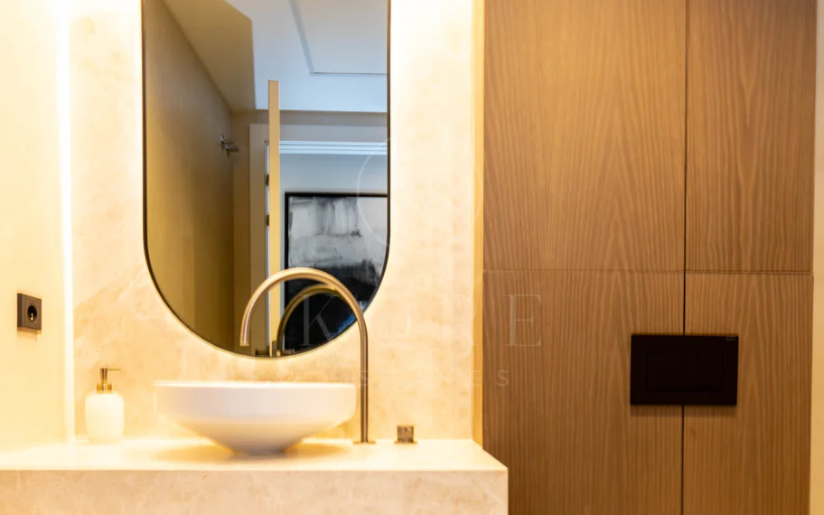 Ático contemporáneo de lujo con vistas panorámicas al mar y jacuzzi privado en la azotea, en Las Mesas, Estepona