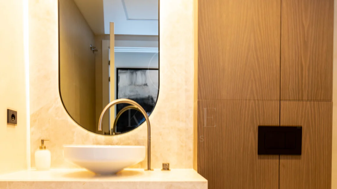Ático contemporáneo de lujo con vistas panorámicas al mar y jacuzzi privado en la azotea, en Las Mesas, Estepona
