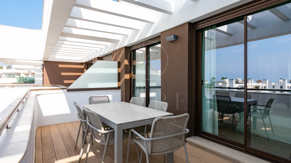 Ático contemporáneo de lujo con vistas panorámicas al mar y jacuzzi privado en la azotea, en Las Mesas, Estepona