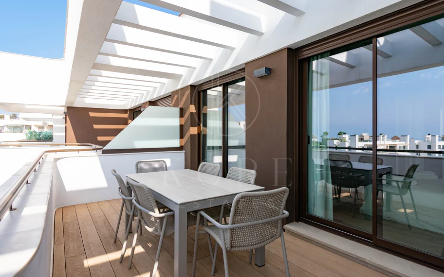 Ático contemporáneo de lujo con vistas panorámicas al mar y jacuzzi privado en la azotea, en Las Mesas, Estepona
