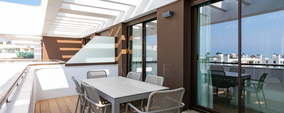 Ático contemporáneo de lujo con vistas panorámicas al mar y jacuzzi privado en la azotea, en Las Mesas, Estepona