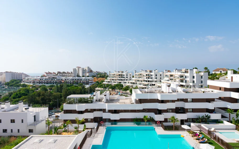 Ático contemporáneo de lujo con vistas panorámicas al mar y jacuzzi privado en la azotea, en Las Mesas, Estepona