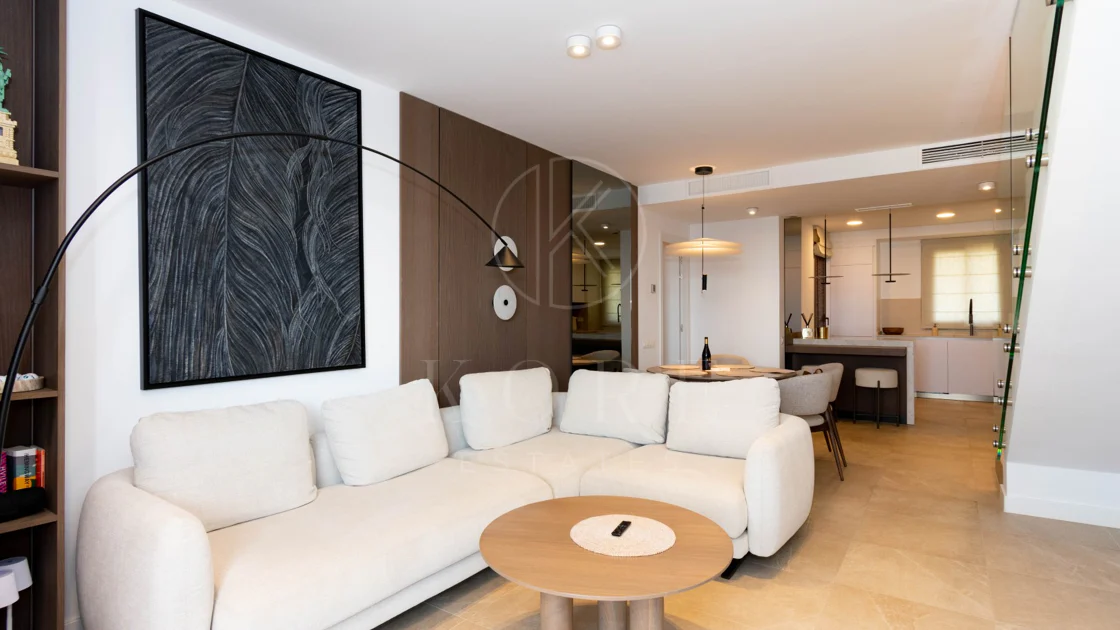 Ático contemporáneo de lujo con vistas panorámicas al mar y jacuzzi privado en la azotea, en Las Mesas, Estepona