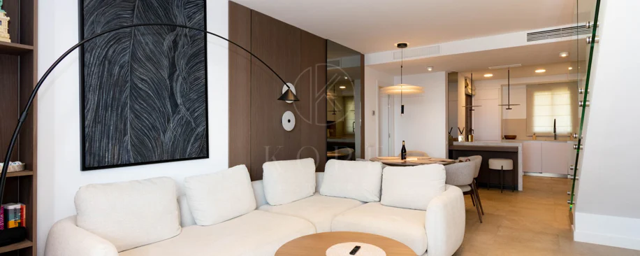 Ático contemporáneo de lujo con vistas panorámicas al mar y jacuzzi privado en la azotea, en Las Mesas, Estepona