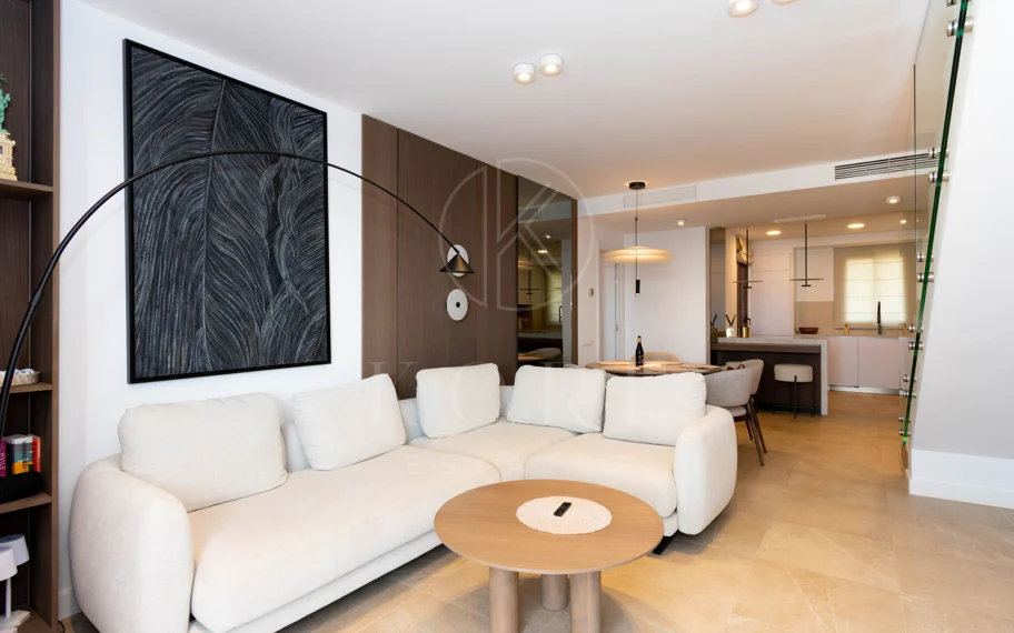 Ático contemporáneo de lujo con vistas panorámicas al mar y jacuzzi privado en la azotea, en Las Mesas, Estepona