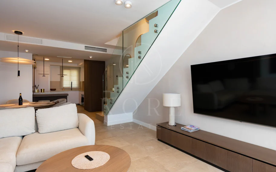 Ático contemporáneo de lujo con vistas panorámicas al mar y jacuzzi privado en la azotea, en Las Mesas, Estepona
