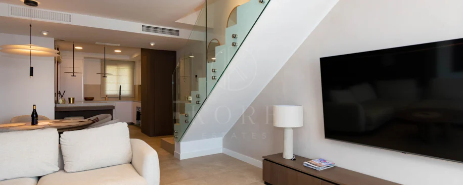Ático contemporáneo de lujo con vistas panorámicas al mar y jacuzzi privado en la azotea, en Las Mesas, Estepona