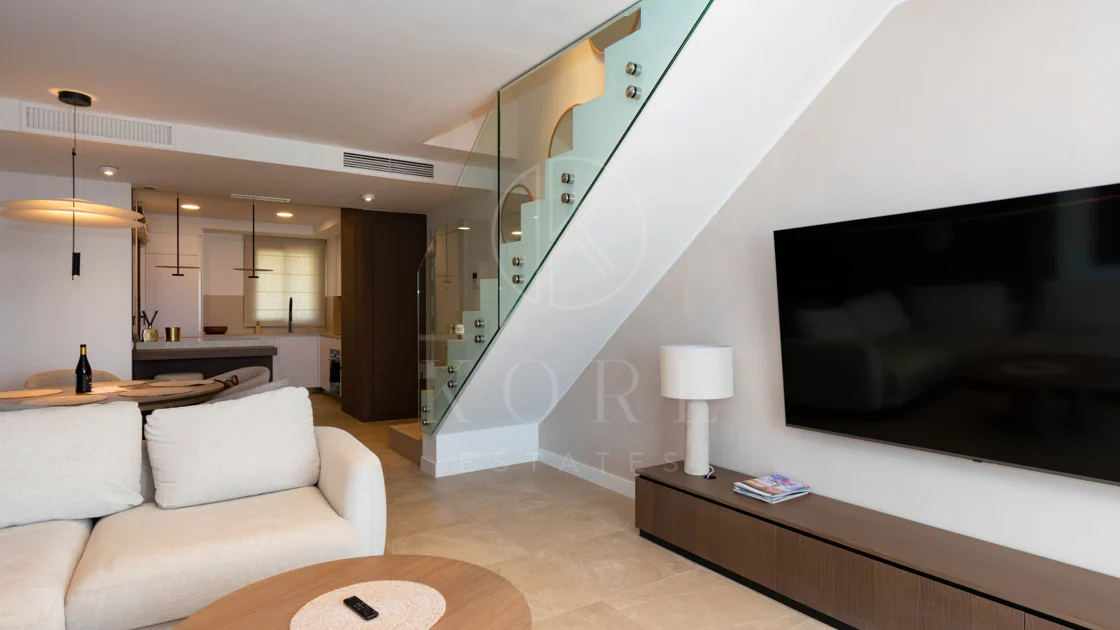 Ático contemporáneo de lujo con vistas panorámicas al mar y jacuzzi privado en la azotea, en Las Mesas, Estepona