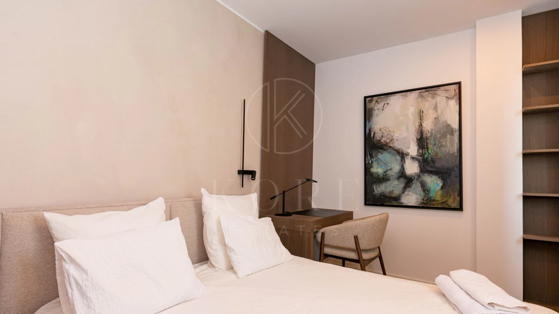 Ático contemporáneo de lujo con vistas panorámicas al mar y jacuzzi privado en la azotea, en Las Mesas, Estepona