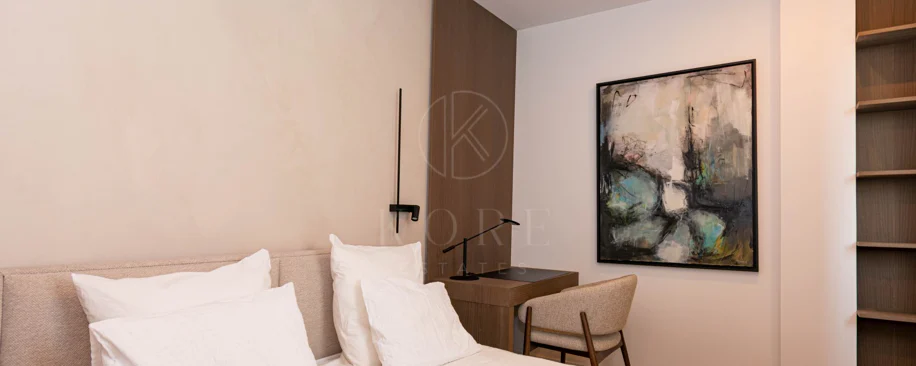 Ático contemporáneo de lujo con vistas panorámicas al mar y jacuzzi privado en la azotea, en Las Mesas, Estepona