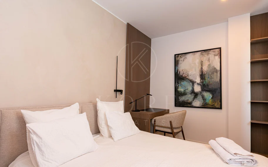 Ático contemporáneo de lujo con vistas panorámicas al mar y jacuzzi privado en la azotea, en Las Mesas, Estepona