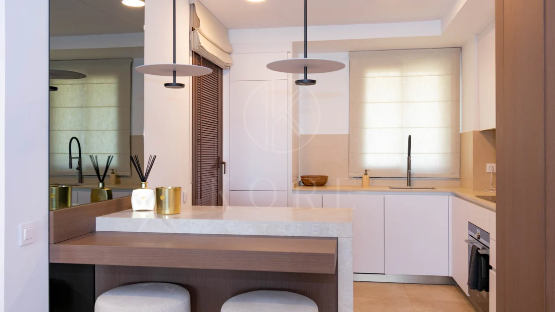 Ático contemporáneo de lujo con vistas panorámicas al mar y jacuzzi privado en la azotea, en Las Mesas, Estepona