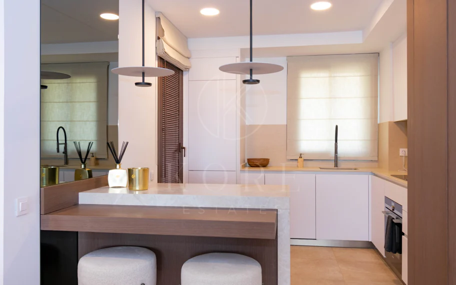 Ático contemporáneo de lujo con vistas panorámicas al mar y jacuzzi privado en la azotea, en Las Mesas, Estepona