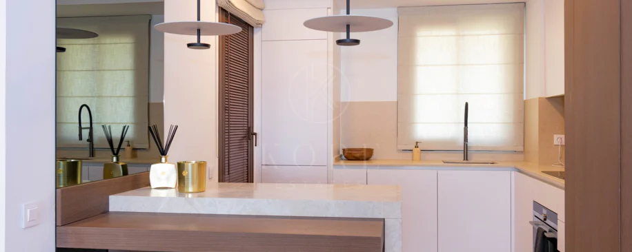 Ático contemporáneo de lujo con vistas panorámicas al mar y jacuzzi privado en la azotea, en Las Mesas, Estepona