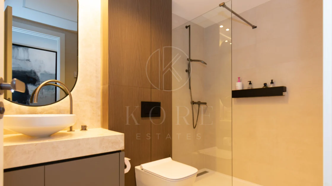 Ático contemporáneo de lujo con vistas panorámicas al mar y jacuzzi privado en la azotea, en Las Mesas, Estepona