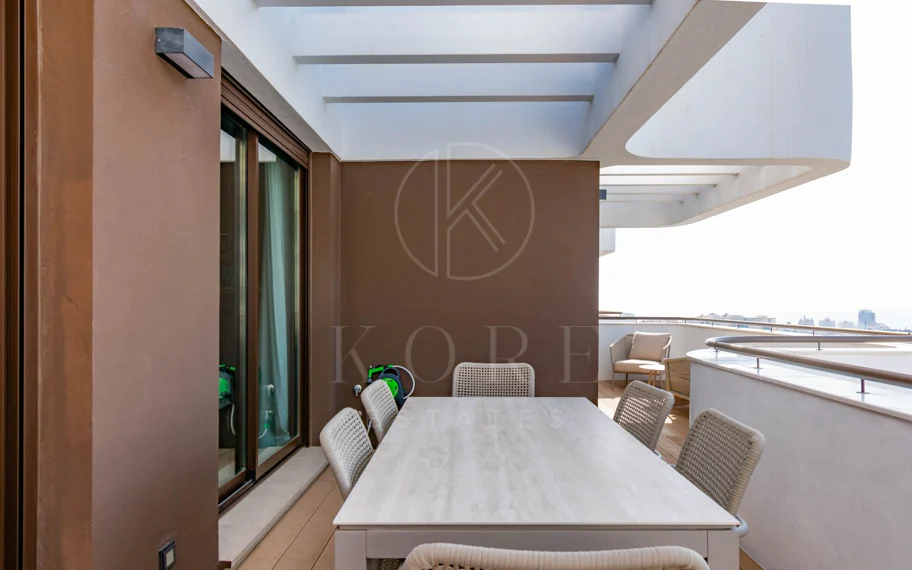 Ático contemporáneo de lujo con vistas panorámicas al mar y jacuzzi privado en la azotea, en Las Mesas, Estepona