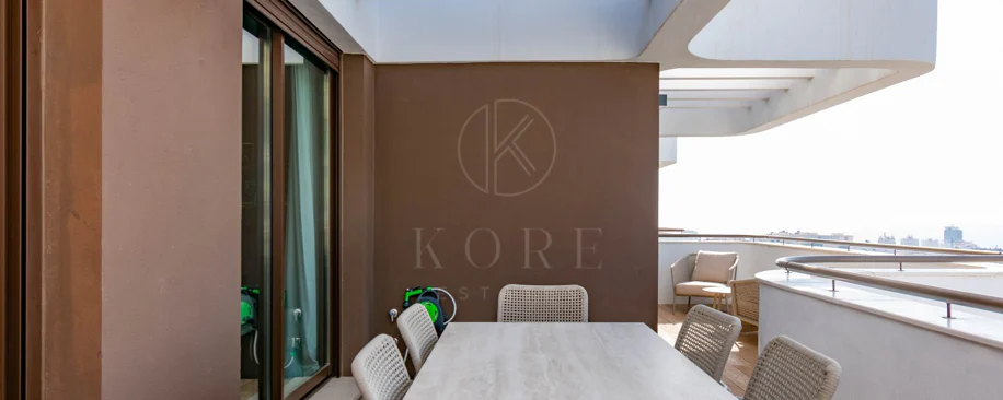 Ático contemporáneo de lujo con vistas panorámicas al mar y jacuzzi privado en la azotea, en Las Mesas, Estepona
