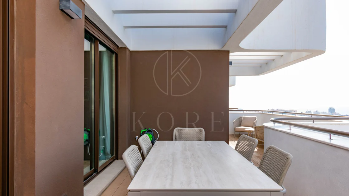 Ático contemporáneo de lujo con vistas panorámicas al mar y jacuzzi privado en la azotea, en Las Mesas, Estepona