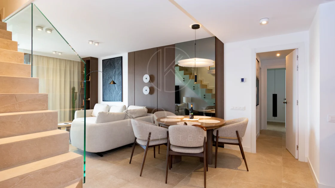 Ático contemporáneo de lujo con vistas panorámicas al mar y jacuzzi privado en la azotea, en Las Mesas, Estepona