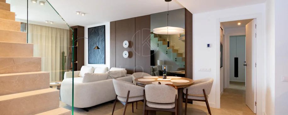 Ático contemporáneo de lujo con vistas panorámicas al mar y jacuzzi privado en la azotea, en Las Mesas, Estepona