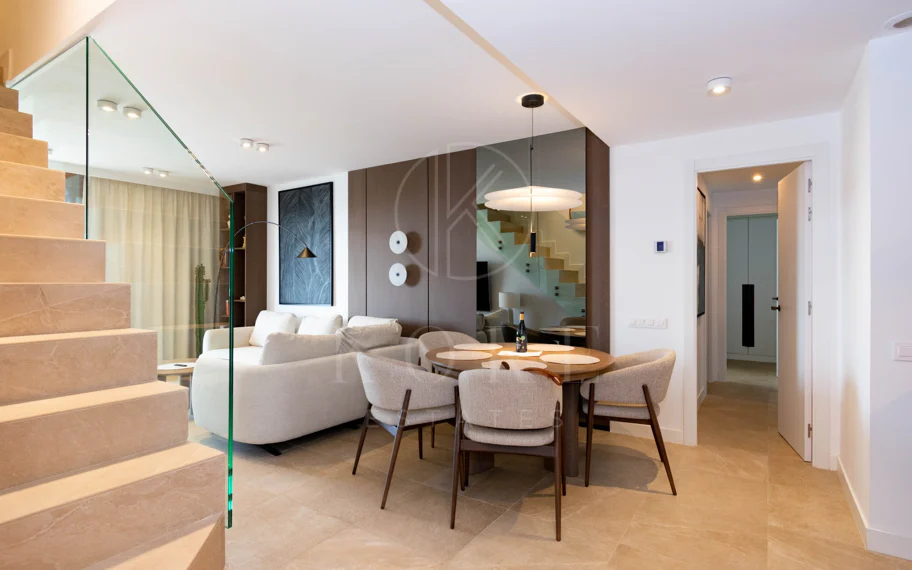 Ático contemporáneo de lujo con vistas panorámicas al mar y jacuzzi privado en la azotea, en Las Mesas, Estepona