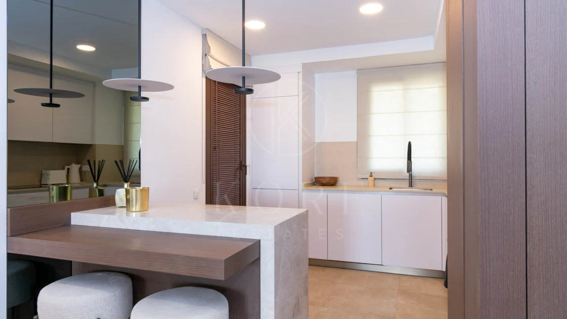 Ático contemporáneo de lujo con vistas panorámicas al mar y jacuzzi privado en la azotea, en Las Mesas, Estepona