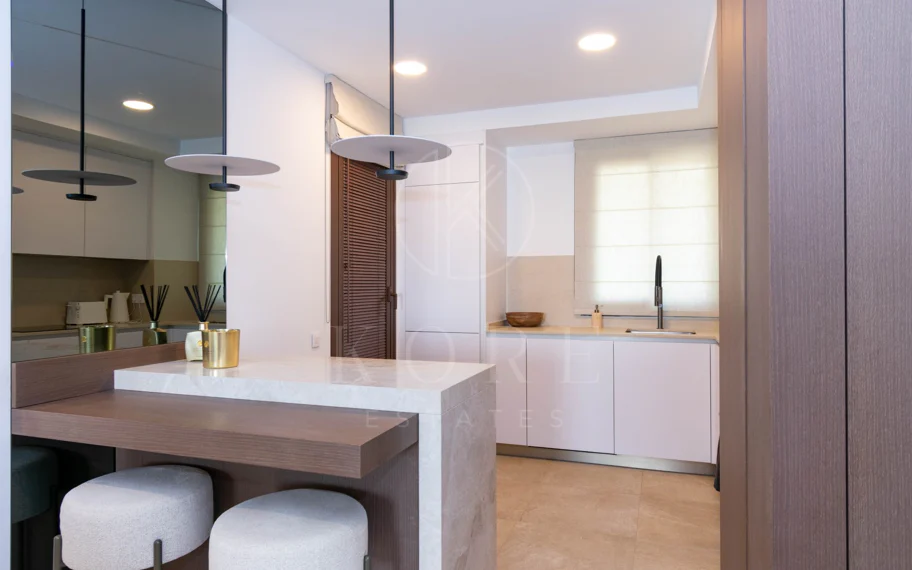 Ático contemporáneo de lujo con vistas panorámicas al mar y jacuzzi privado en la azotea, en Las Mesas, Estepona