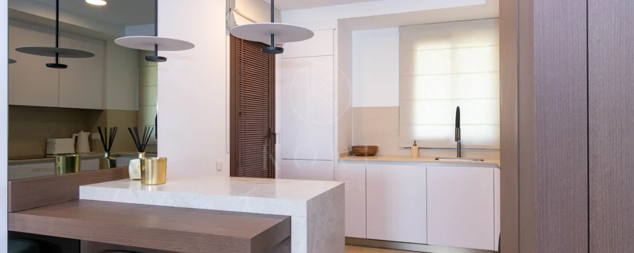 Ático contemporáneo de lujo con vistas panorámicas al mar y jacuzzi privado en la azotea, en Las Mesas, Estepona