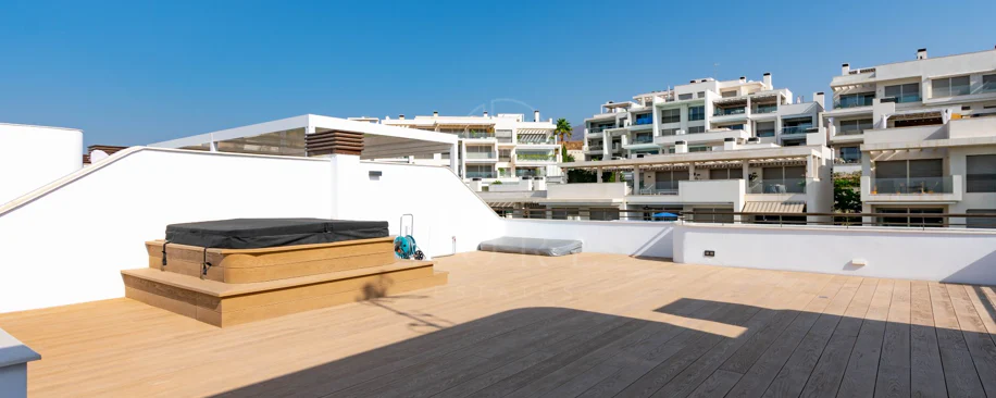 Ático contemporáneo de lujo con vistas panorámicas al mar y jacuzzi privado en la azotea, en Las Mesas, Estepona