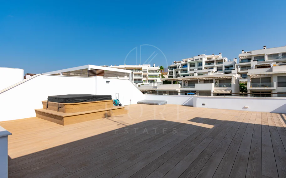 Ático contemporáneo de lujo con vistas panorámicas al mar y jacuzzi privado en la azotea, en Las Mesas, Estepona