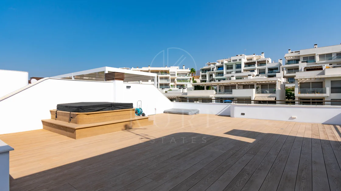 Ático contemporáneo de lujo con vistas panorámicas al mar y jacuzzi privado en la azotea, en Las Mesas, Estepona