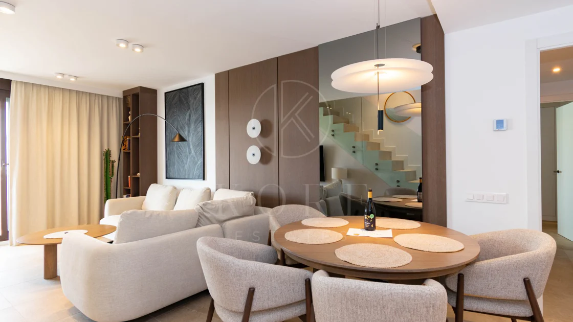 Ático contemporáneo de lujo con vistas panorámicas al mar y jacuzzi privado en la azotea, en Las Mesas, Estepona