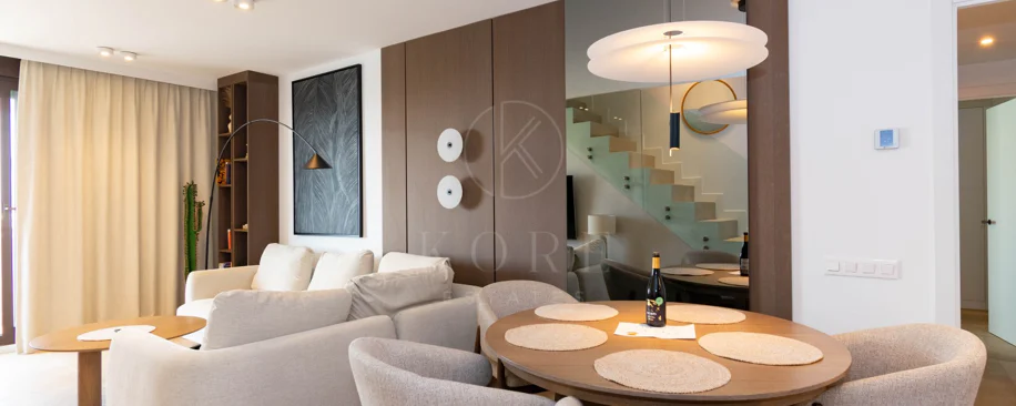 Ático contemporáneo de lujo con vistas panorámicas al mar y jacuzzi privado en la azotea, en Las Mesas, Estepona