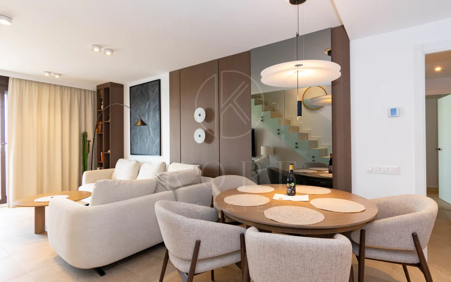 Ático contemporáneo de lujo con vistas panorámicas al mar y jacuzzi privado en la azotea, en Las Mesas, Estepona
