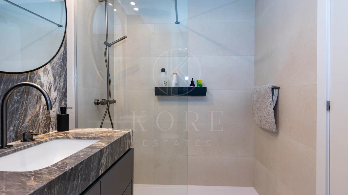 Ático contemporáneo de lujo con vistas panorámicas al mar y jacuzzi privado en la azotea, en Las Mesas, Estepona