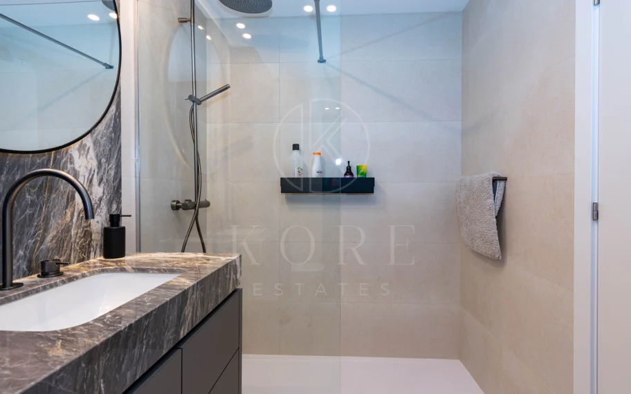 Ático contemporáneo de lujo con vistas panorámicas al mar y jacuzzi privado en la azotea, en Las Mesas, Estepona
